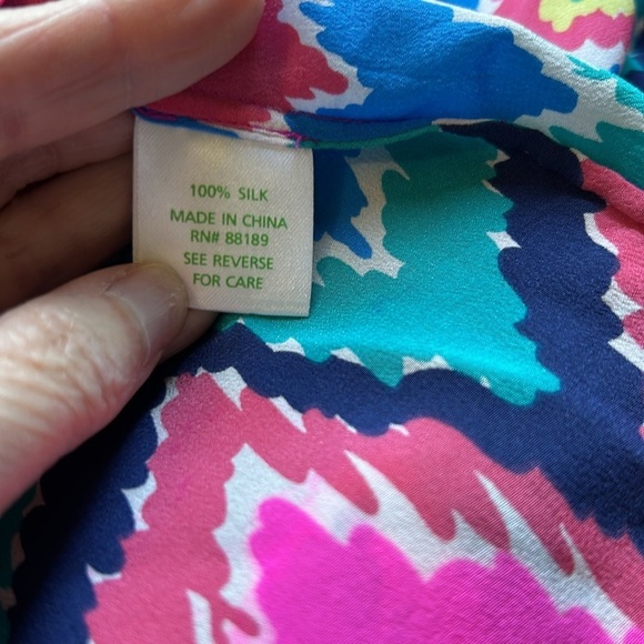 Lilly Pulitzer Elsa Silk Top Flame Stitch Pattern Vneck Smocked Shirt Sz XS - Picture 10 of 12